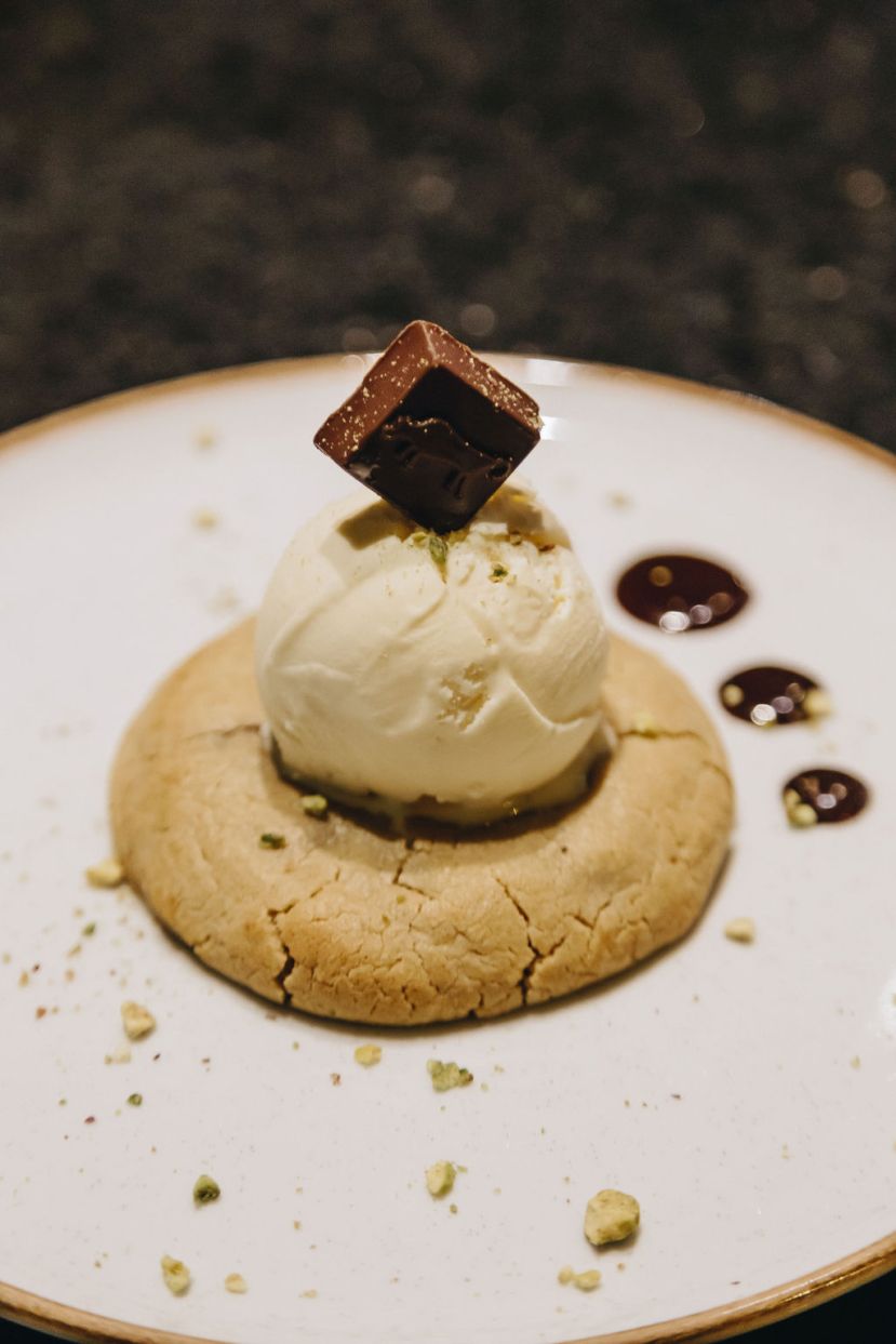 6 Deep Cookie - Cookie de brigadeiro com sorvete de vanilha e crumble de pistache 2
